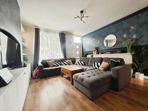 Lounge- click for photo gallery